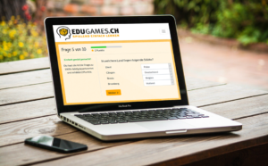 An einem Laptop können Sie bequem die Quiz-Fragen beantworten